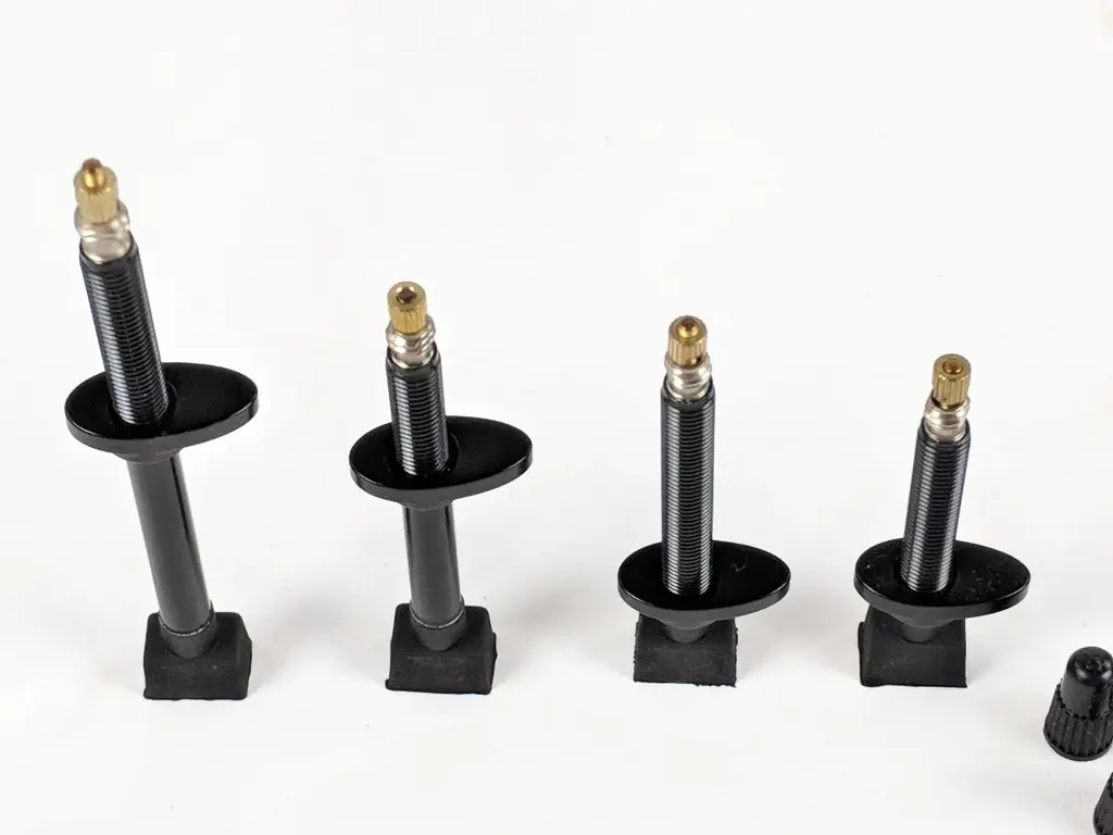 tubeless-valvestems-black-various-height-offset-wingnut_1800x1800.webp
